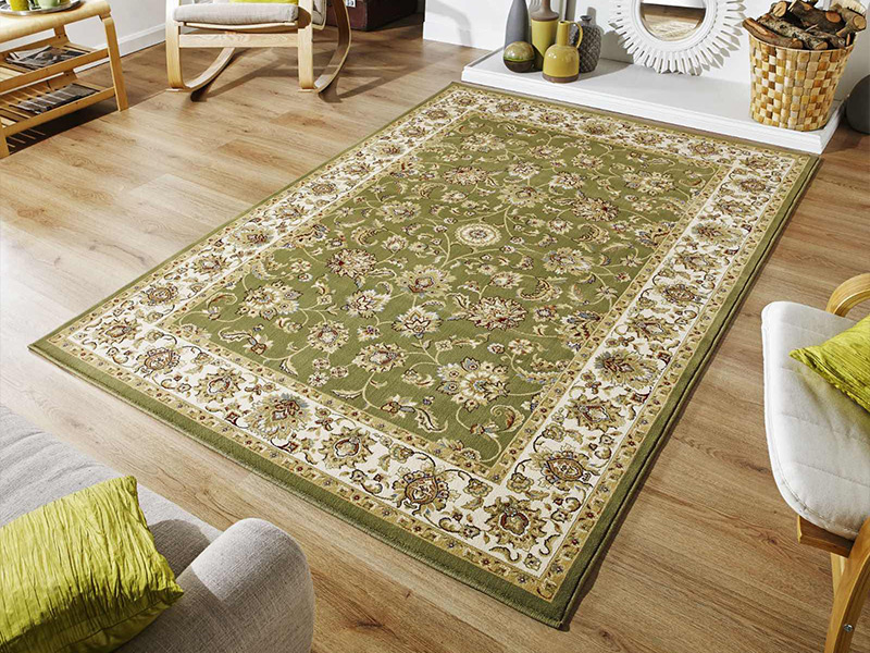 Бежевый ковер с оттенками зеленого